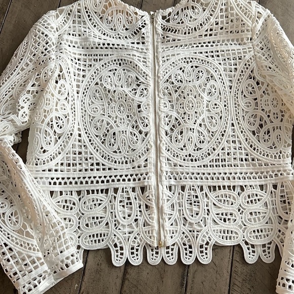 Aijek Embroidered Cropped Top Size 2 - Picture 8 of 8